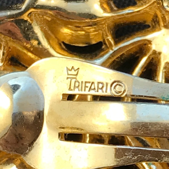 Vintage Trifari gold and rhinestone clip earrings - Picture 3 of 3